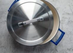 Saveur Selects Braadpan Voyage - Classic Blue - ø 25 Cm / 4.7 Liter - Geëmailleerde Anti-aanbaklaag -Huis Keuken 1 3 7 scaled 1