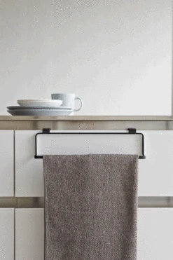 Yamazaki Handdoekhouder Tower Zwart 30 Cm -Huis Keuken 2747 TOWER KITCHEN TOWEL HANGER WIDE BK 02 1000x