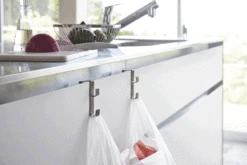 Yamazaki Handdoekhaak Tower Zwart -Huis Keuken 2783 TOWER UNDER SINK HOOK BK 01 1000x