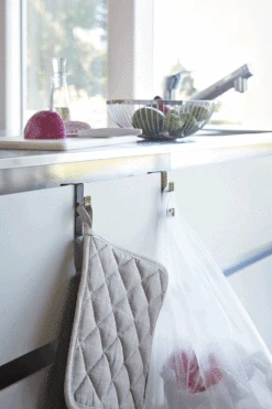 Yamazaki Handdoekhaak Tower Zwart -Huis Keuken 2783 TOWER UNDER SINK HOOK BK 02 1000x