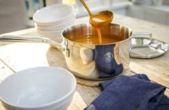 Saveur Selects Steelpan - TriPly RVS - ø 20 Cm / 2.8 Liter - Standaard Anti-aanbaklaag -Huis Keuken 3QT Saucepan Lifestyle 1 scaled 1