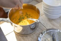 Saveur Selects Steelpan - TriPly RVS - ø 20 Cm / 2.8 Liter - Standaard Anti-aanbaklaag -Huis Keuken 3QT Saucepan Lifestyle 2 scaled 1
