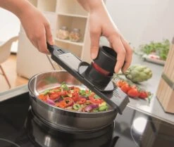 Gefu Mandoline Violi 8 Gefu Mandoline Violi -Huis Keuken 50440 VIOLI Ambiente with sliced food