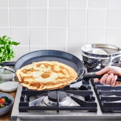 GreenPan Pannenkoekenpan Essentials - Zwart - ø 24 Cm - Keramische Anti-aanbaklaag -Huis Keuken 667b28b228ec1bc1005fc3d1a08875dcfcdbfa72 GP ESS BA Bd Pancakepan Large NS Lifestyle a