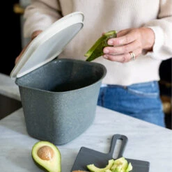 Koziol Tafelprullenbak Bibo Grijs 8 Koziol Tafelprullenbak Bibo Grijs -Huis Keuken 7605 bibo 7250 snap s 701 os