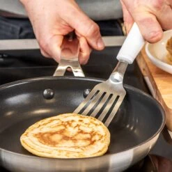 KitchenAid Bakspaan Classic - Zilver / Wit 7 KitchenAid Bakspaan Classic - Zilver / Wit -Huis Keuken KitchenAid szkatula do smazenia nalesnikow CLASSIC White KCG024OHWHE 5057982066390