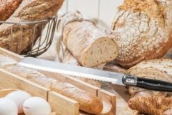 Laguiole Style De Vie Broodmes Zwart Met Stokbroodplank -Huis Keuken Laguiole broodmes met stokbroodplank zwart sf gr 6