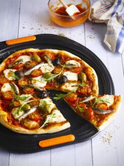 Le Creuset Pizzaplaat Patiliss - ø 33 Cm -Huis Keuken Le Creuset Pizzaplaat Sfeer2