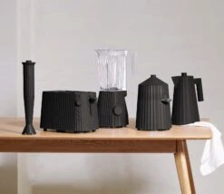 Alessi Waterkoker Plissé - Droogkookbeveiliging - Zwart - Michele De Lucchi - 1 Liter - MDL06/1 B -Huis Keuken Plisse MDL06 07 08 09 10 B A4 3500pxl 1