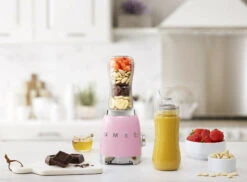 SMEG Smoothie Blender - Compact - Roze - 600 Ml - PBF01PKEU 11 SMEG Smoothie Blender - Compact - Roze - 600 Ml - PBF01PKEU -Huis Keuken WEB PBF01PKEU L01.jpg