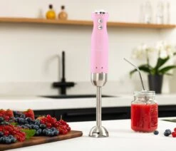 Westinghouse Staafmixer Retro Collections - 600 W - Roze - WKHBS270PK 6 Westinghouse Staafmixer Retro Collections - 600 W - Roze - WKHBS270PK -Huis Keuken WKHB270PK Hand Blender Lifestyle scaled 1