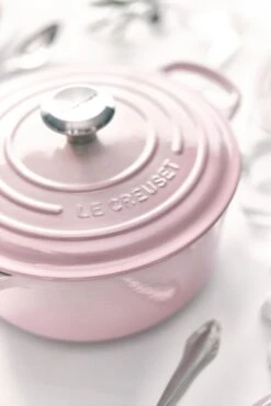 Le Creuset Braadpan Signature - Shell Pink - ø 24 Cm / 4.2 Liter -Huis Keuken le creuset braadpan shell pink sfeerbeeld 2