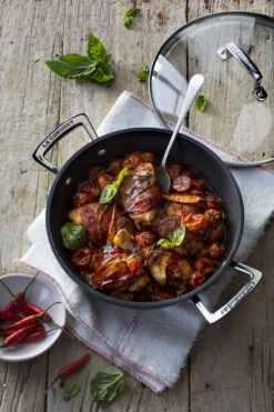 Le Creuset Hapjespan Met Deksel - Les Forgées TNS - ø 24 Cm / 2.3 Liter - Standaard Anti-aanbaklaag 11 Le Creuset Hapjespan Met Deksel - Les Forgées TNS - ø 24 Cm / 2.3 Liter - Standaard Anti-aanbaklaag -Huis Keuken le creuset sauteerpan met deksel 24cm sfeer2