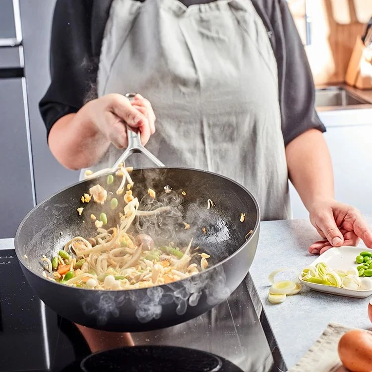 Demeyere Wokpan Alu Plus 3 - Duraslide - ø 28 Cm - Standaard Anti-aanbaklaag 4 Demeyere Wokpan Alu Plus 3 - Duraslide - ø 28 Cm - Standaard Anti-aanbaklaag - Afbeelding 2