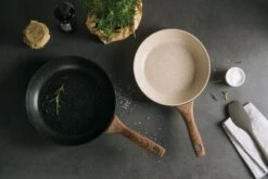 Sambonet Wokpan Rock 'n' Rose - Creme - ø 28 Cm - Standaard Anti-aanbaklaag 8 Sambonet Wokpan Rock 'n' Rose - Creme - ø 28 Cm - Standaard Anti-aanbaklaag -Huis Keuken sambonet pannen rock n rose sfeer2 2