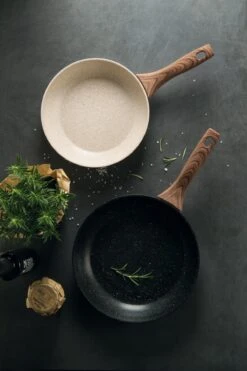 Sambonet Wokpan Rock 'n' Rose - Creme - ø 28 Cm - Standaard Anti-aanbaklaag 10 Sambonet Wokpan Rock 'n' Rose - Creme - ø 28 Cm - Standaard Anti-aanbaklaag -Huis Keuken sambonet pannen rock n rose sfeer3 1