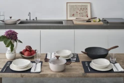 Sambonet Braadpan Rock 'n' Rose - Creme - ø 24 Cm / 4.5 Liter - Standaard Anti-aanbaklaag -Huis Keuken sambonet rock n rose sfeer8 1