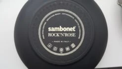 Sambonet Wokpan Rock 'n' Rose - Creme - ø 28 Cm - Standaard Anti-aanbaklaag 11 Sambonet Wokpan Rock 'n' Rose - Creme - ø 28 Cm - Standaard Anti-aanbaklaag -Huis Keuken sambonet rock n rose achterkant 2